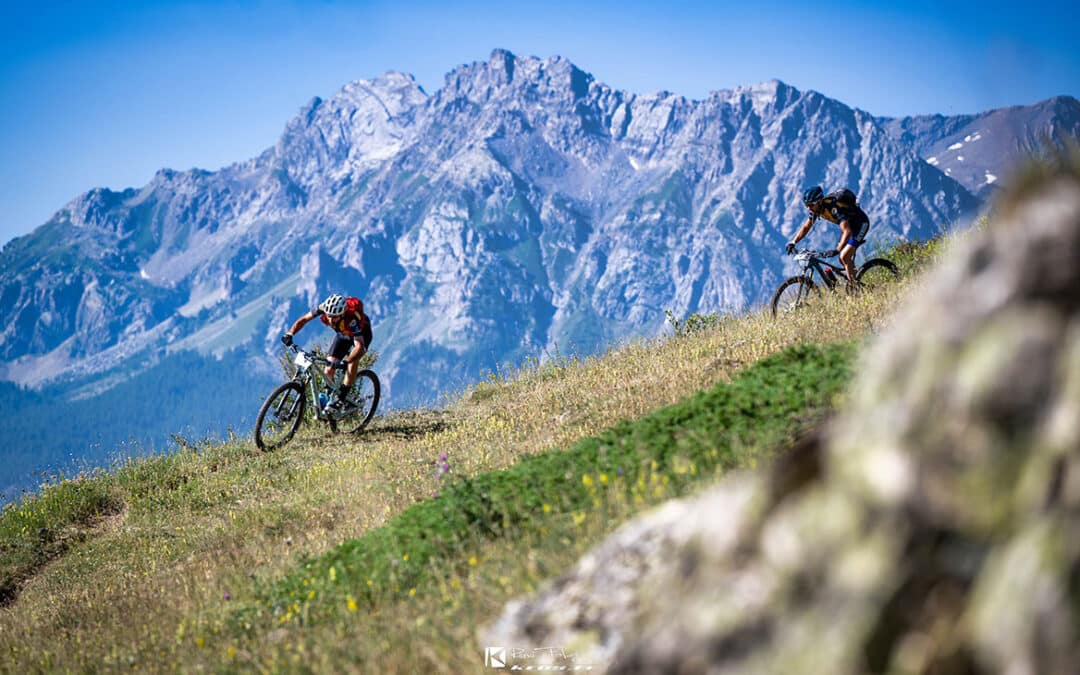 Titre réécrit : Activités et rendez-vous VTT au Bike Park de Puy Saint Vincent

Si vous êtes un passionné de VTT et que vous cherchez une nouvelle destination pour assouvir votre passion, le Bike Park de Puy Saint Vincent pourrait être l’endroit idéal pour vous. Situé au cœur des Hautes-Alpes, ce parc offre une variété de pistes et d’événements pour tous les niveaux d’expérience.

Le Bike Park de Puy Saint Vincent, un lieu exceptionnel dédié au VTT, offre une large gamme de pistes conçues pour tous les niveaux. Que vous soyez un débutant ou un expert, vous trouverez des pistes adaptées à votre niveau et à vos envies. Des pistes vertes pour les novices aux pistes noires pour les plus expérimentés, il y a quelque chose pour tout le monde.

En plus des pistes, le Bike Park propose également de nombreuses activités et événements autour du VTT. Vous pouvez participer à des compétitions, des ateliers de formation et des séances d’entraînement. C’est également une excellente occasion de rencontrer d’autres passionnés et de partager votre amour du VTT.

La beauté des paysages environnants est un autre atout du Bike Park de Puy Saint Vincent. Avec des vues imprenables sur les montagnes, vous pouvez profiter de la nature tout en pratiquant votre sport préféré. De plus, le parc est ouvert tout l’été, vous offrant ainsi la possibilité de faire du VTT à votre rythme et à votre convenance.

En conclusion, si vous êtes un passionné de VTT, le Bike Park de Puy Saint Vincent est un lieu à visiter absolument. Avec ses nombreuses pistes, ses événements et sa beauté naturelle, c’est l’endroit idéal pour les amateurs de VTT de tous niveaux. Alors n’hésitez plus et planifiez votre visite dès aujourd’hui !